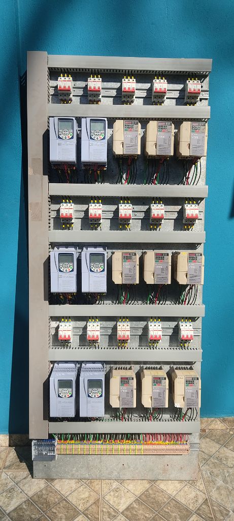 Painel com Inversores de Frequência